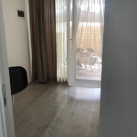 Apart, Yahsi Sahiline Yakin Ortakent'te Merkezi Konumda * بودروم
